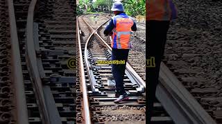 Proses pergerakan wesel elektrik keretaapiindonesia keretaapi railway reaction [upl. by Lashond]