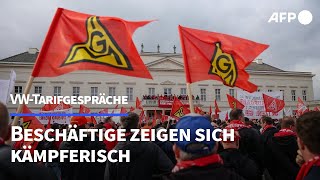 VWTarifgespräche Beschäftigte zeigen sich kämpferisch  AFP [upl. by Clarey]