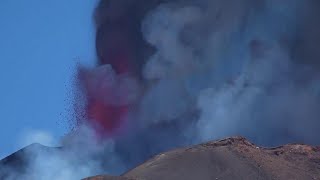 Fontane di lava cenere e lapilli lEtna torna a dare spettacolo [upl. by Maidie]