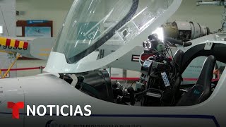 Este es PIBOT el robot humanoide capaz de volar un avión como una persona  Noticias Telemundo [upl. by Nerita]