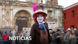 Festival de las Flores evoca escenas de Alicia en el país de las maravillas  Noticias Telemundo [upl. by Nea]