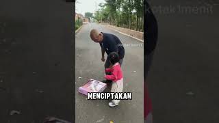 seorang anak perempuan menunggu kakek di persimpangan jalan [upl. by Ashlin489]