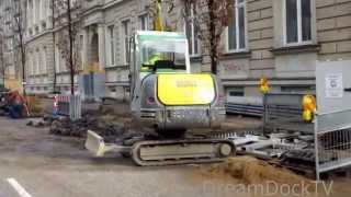 WACKER NEUSON RAUPENBAGGER BRICHT ASPHALT AUF [upl. by Etireuqram672]