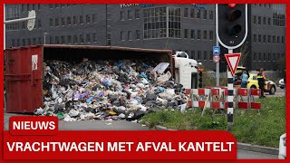 Vrachtwagen met afval gekanteld in Groningen [upl. by Aisetra]