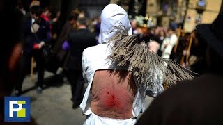 Flagelarse la espalda con cuerdas una impresionante tradición de la Semana Santa en España [upl. by Nannah]