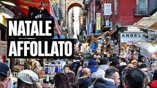 Natale 2023 a Napoli turisti affollano il centro e le vie dei presepi [upl. by Robbin]