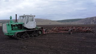 Caterpillar tractor T150 with two cultivators  Гусеничный Т150 с двумя культиваторами [upl. by Eciralc]