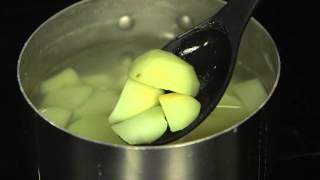 Comment faire une purée  Trucs et Astuces culinaires  Auchan [upl. by Aicrop796]