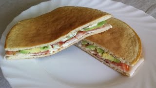 Sandwich de tortitas de avena con pechuga de pavo y aguacate [upl. by Humfrid]