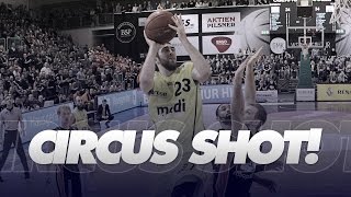 Circus Shot Jake Odum spielt GiveandGo mit Philipp Neumanns Rücken [upl. by Slade]