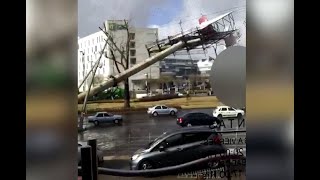 Cae espectacular sobre dos autos en Metepec [upl. by Erdried]