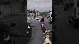 Polícia persegue adolescentes em moto final feliz [upl. by Nedra]