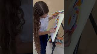 Pequeña artista del pincel nos muestra su arte [upl. by Chabot]