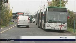 Un bus TICE incendié à SaintMichelsurOrge Essonne [upl. by Ahsiekim]