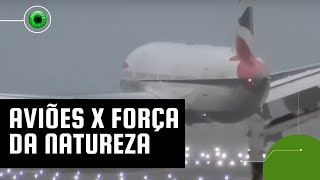 Tempestade Eunice imagens de aviões tentando pousar viralizam em live [upl. by Teraj167]