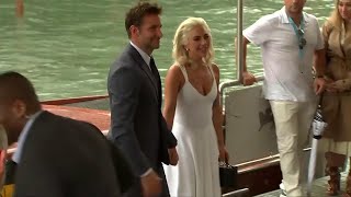 Venezia Lady Gaga e Bradley Cooper arrivo sotto la pioggia al palazzo del cinema [upl. by Retsevlys578]