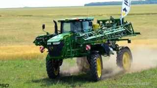 IPSO Agricultura  Utilajul de erbicidat autopropulsat John Deere R4030 [upl. by Swigart]