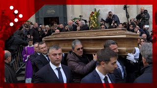 Funerali di Maurizio Costanzo sigla MCS per luscita del feretro la commozione di Maria De Filippi [upl. by Thera194]