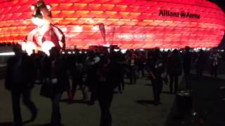 FC Bayern vs Real Madrid Fans stürmen in der 80 Minute aus der Allianz Arena [upl. by Karisa]