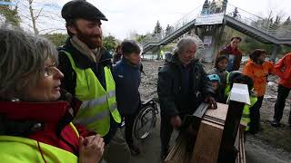 Manifestation à la passerelle de Mazères [upl. by Nie420]