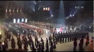 Soldat de la Légion Etrangère jouant du violon Canada  Auld Lang Syne  Massed pipes and drums [upl. by Aisital]