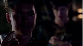 Shadowhunters 1x06  Malec  Magnus si dichiara ad Alec [upl. by Hgeilyak]