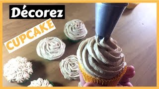 Décorer gâteau CUPCAKE avec poche à douille [upl. by Harutek]