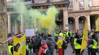 Les Gilets Jaunes se rassemblent place du Palais Royale à Paris pour leur 6ème anniversaire [upl. by Eslud]