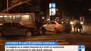 Accident în lanţ în centrul capitalei Patru automobile au fost avariate [upl. by Nosde]