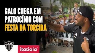 GALO DESEMBARCA EM PATROCÃNIO SOB APOIO DA TORCIDA TIME ESTREIA AMANHÃƒ NO MINEIRO [upl. by O'Hara351]