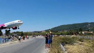 Wizz Air  Very Low Landing Skiathos Airport skiathoslandings skiathosairport landing wizzair [upl. by Marjory]