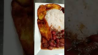 Frijoles con patica de cochino arroz y tajadas 🤤 ❤️ cocina almuerzo [upl. by Ozkum671]