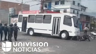 Policías venezolanos mueren al ser arrollados por un autobús durante manifestación [upl. by Hgielrak]