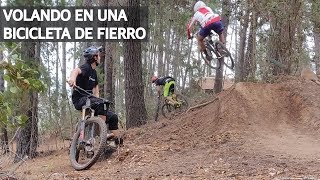 Mountain Bike Downhill a Fondo y Sin Excusas Bicicleta para Principiantes Volando en los Saltos [upl. by Assenad]