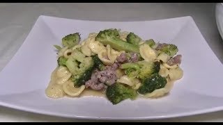 Pasta con Brócoli y Salchichas [upl. by Betteanne766]