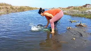 LA DAMA PESCANDO TIRA la RED al Agua y NO CREERÁS que TREMENDO PEZ ATRAPÓ [upl. by Ardra]