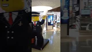 Agente portuario de Lego no Aeroporto JFK em New York [upl. by Nahc]