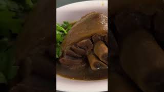 Bangkoks famous pigs feet rice bowl Charoen Saeng Silom travel [upl. by Adnirod]