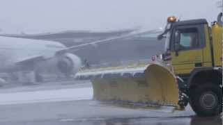 Aéroports de Paris mobilisé face à la neige [upl. by Dadirac]