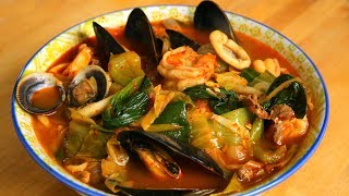 Spicy seafood and meat mixed noodle soup Jjamppong 짬뽕 [upl. by Paff]