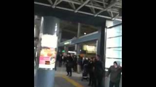 2011年3月11日 東日本大震災  Shinagawa Station 地震！品川駅構内 [upl. by Llerehs933]