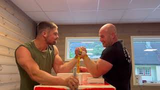 Bård Grindheim amp Tony Bjørkum  Lærdal Håndbak 🔥💪 håndbak armwrestling [upl. by Anetta]