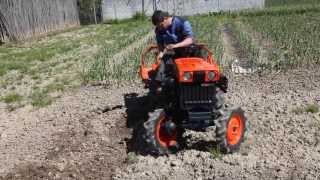 Mini tractor Kubota B7000 Giro de 180º [upl. by Bernarr]