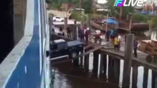 Embarquer une voiture sur un bateau en passant sur deux planches [upl. by Mattson]