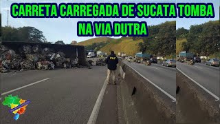 Carreta carregada de sucata tomba e a carga atinge carro na Via Dutra em Barra Mansa [upl. by Zetta]