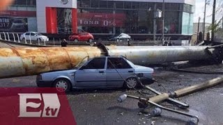 VIDEO Momento justo en que un espectacular cae sobre los autos en Metepec  Yuriria Sierra [upl. by Naed]