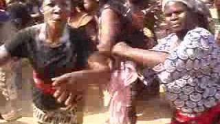 Danse funéraire en pays Bété Ici à SiégouékouCôte dIvoire [upl. by Yelloh756]