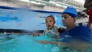 Escuela de Natación Bebé de 1 año y medio flota [upl. by Mabel]