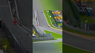 Linda ultrapassagem por fora na El Rougede Mark Webber sobre Fernando Alonso gpbelgica f12011 [upl. by Aihset]