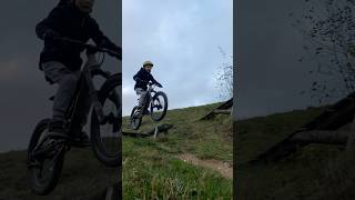 Fünfjähriger im Dirtpark dirtpark bikepark mtbjump mtbkids actionkids [upl. by Emily812]